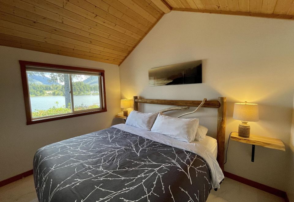 Private Oceanfront Cabin with Hot Tub - Doc Holiday CabinHouse (Hot Tub&Waterfront/Doc Holiday Ca)