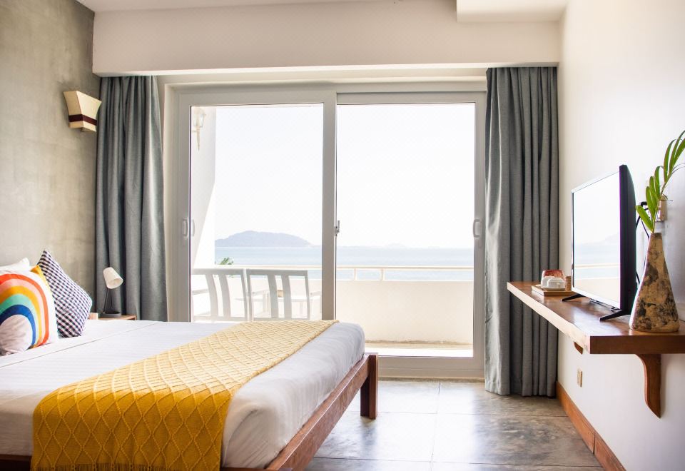 带阳台的高级海景双人间