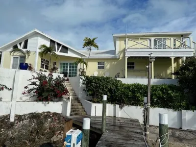 Live the Bahama Life with your own private dock, and sparkling pool  호텔