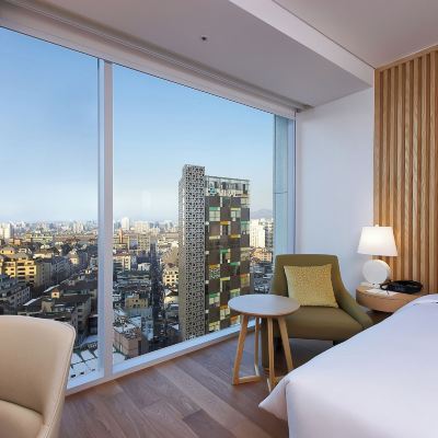 [Fall Pkg] Deluxe King + Breakfast For 2 (Entire Stay) + 1 Wine + 2 Sheet Mask (1 Time Per Stay) 호텔 엔트라 강남 쿠폰