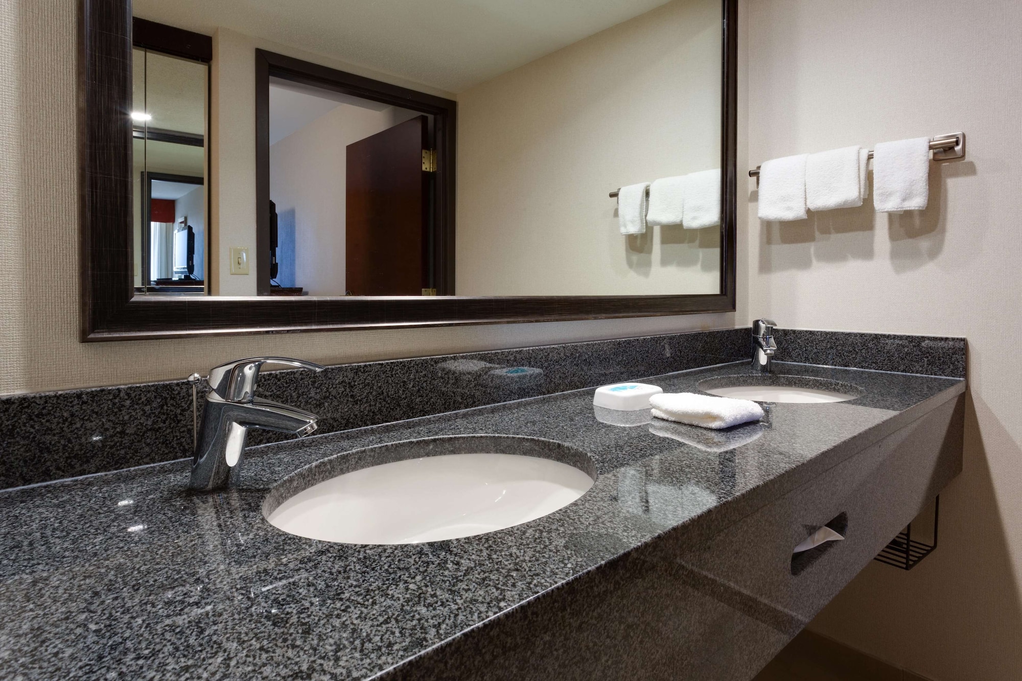 套房， 1 张特大床和 1 张梳化床， 冰箱和微波炉 （Oversized Room， Upper Floor）