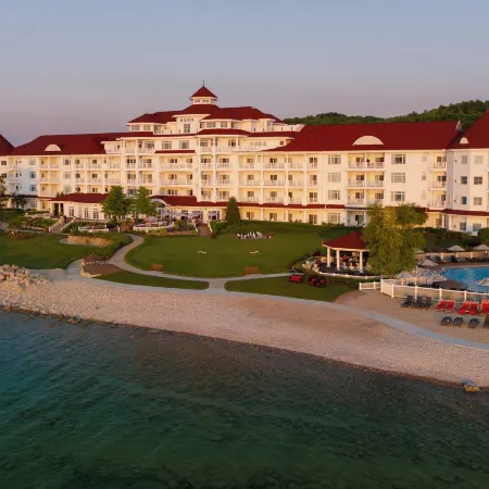 Inn at Bay Harbor Отели в г. Петоски