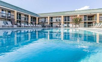 Econo Lodge Near Fort Stewart, Bar, Restaurant, Laundry Facility