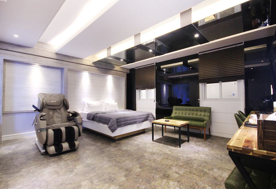 VIP 按摩椅（镜面房，浴缸）