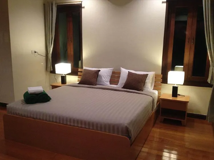 ห้องเตียงใหญ่ พร้อมวิวสวน