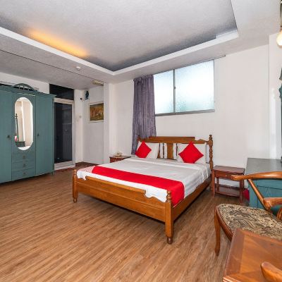 Suite Mewah Kupon OYO 89864 Hotel Holiday Park