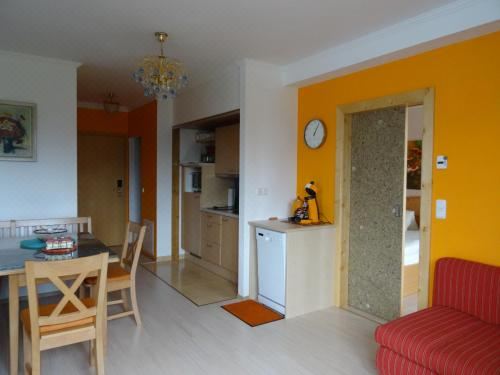 带阳台的两卧室公寓