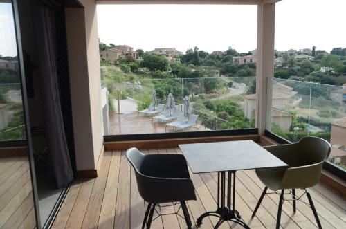 带露台并享有海景的小型套房