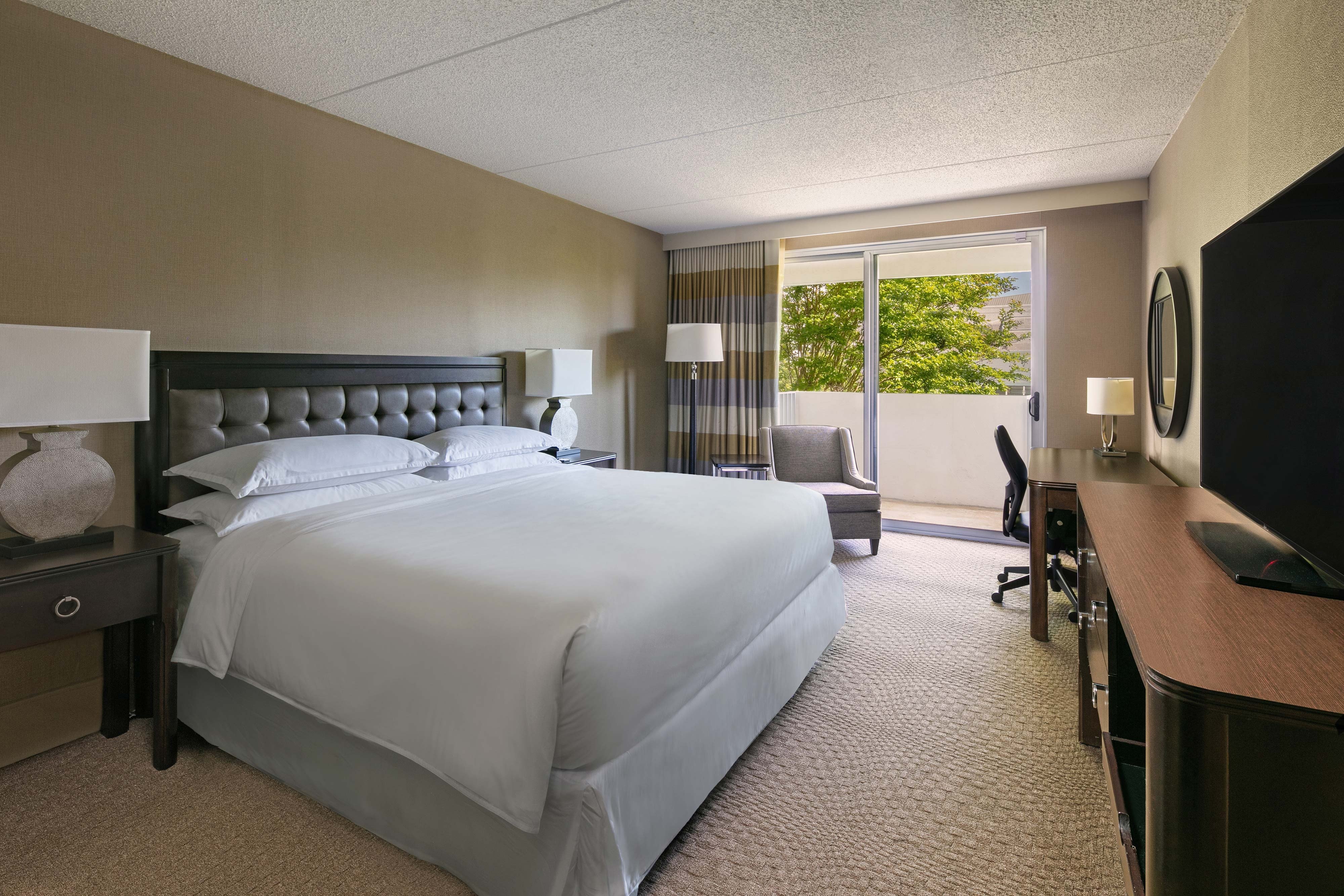 Guest Room, 1 King, Low Rise Bldg, Balcony