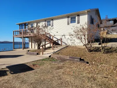 The Barge Inn has amazing views of beautiful Kentucky Lake. Hotele w: 