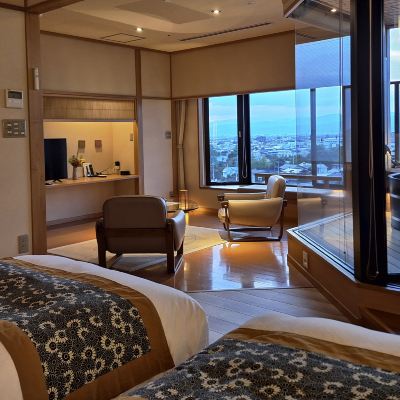 洋式套房 【套房】 【套房房間】 【雙床房】 【無煙】 【山脈景觀】 【夜生活景觀】 瀧之湯飯店優惠