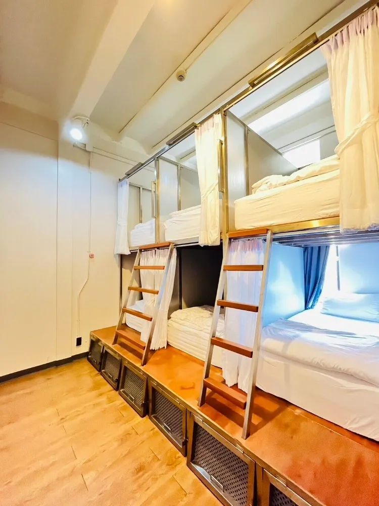 ห้องพักรวมชายหญิงแบบ 6 เตียง