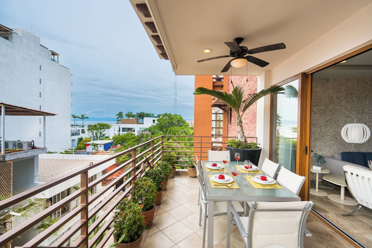 奢华套房， 2 间卧室， 部分海洋景观