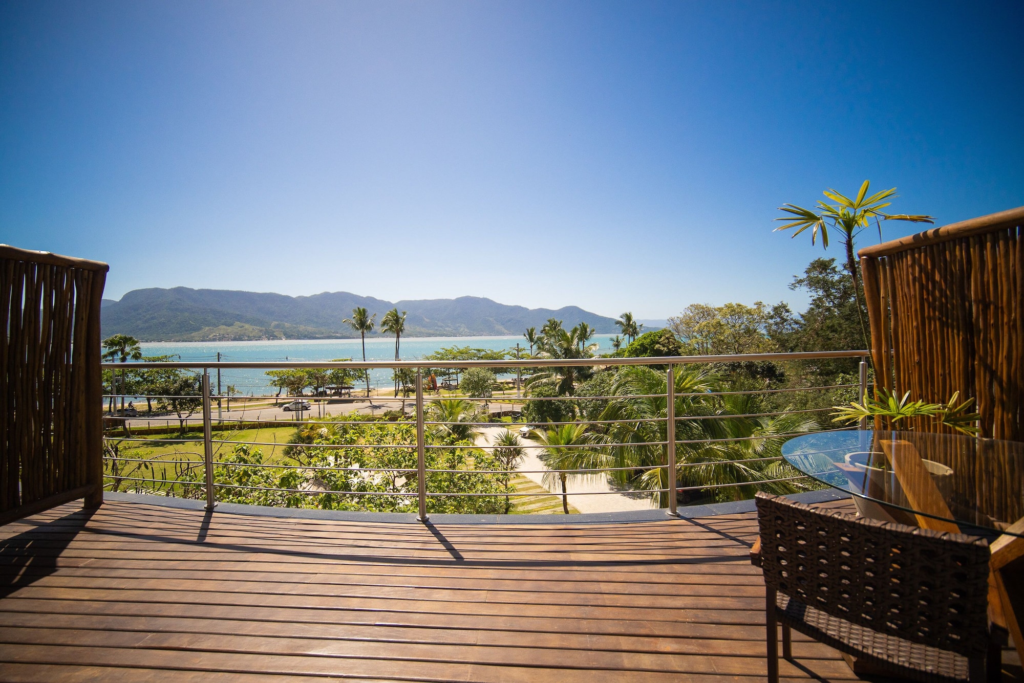 带按摩浴缸和海景的优质三人房