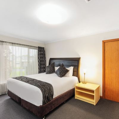 Four-Bedroom House-9 Fairlie Street The Commodore Promo Code