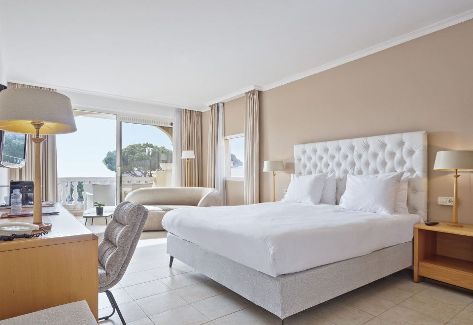 带露台的小型套房