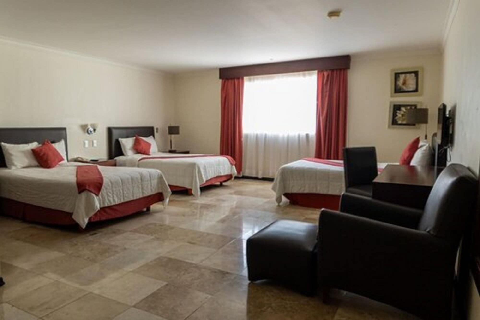 家庭房， 多张床