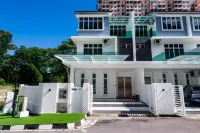 La Ferringhi Villa Hotele w: 