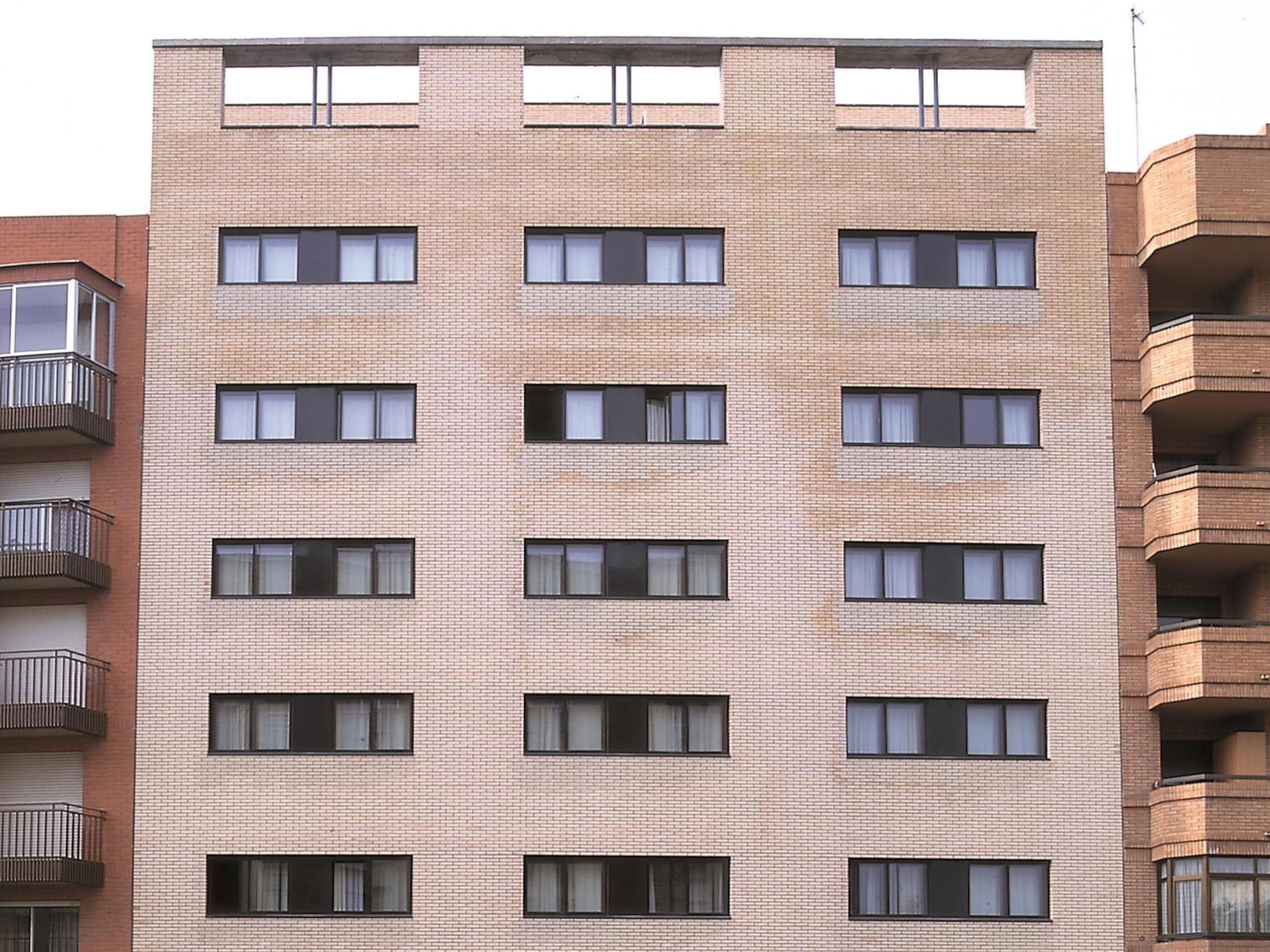 家庭毗邻房（2成人+2小童）