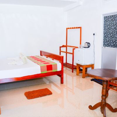 Deluxe Double Room, 1 King Bed, Balcony, Partial Sea View
