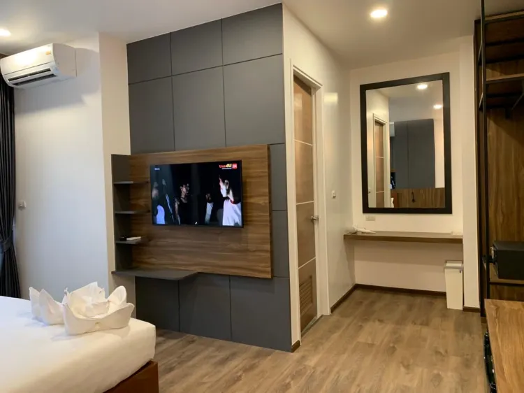 ห้องเตียงใหญ่ พร้อมวิวสวน