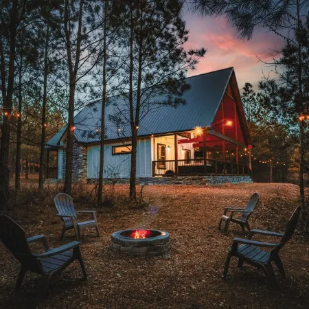 Romantic Couples Cabin minutes from Casino Excitement & Lakeside Serenity Отели в г. Брокен Боу