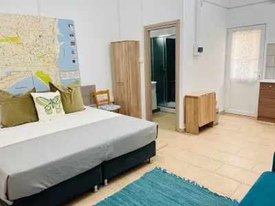 Larnaca - Studio - Sleeps 4 - Garden - Parking Hotels in 