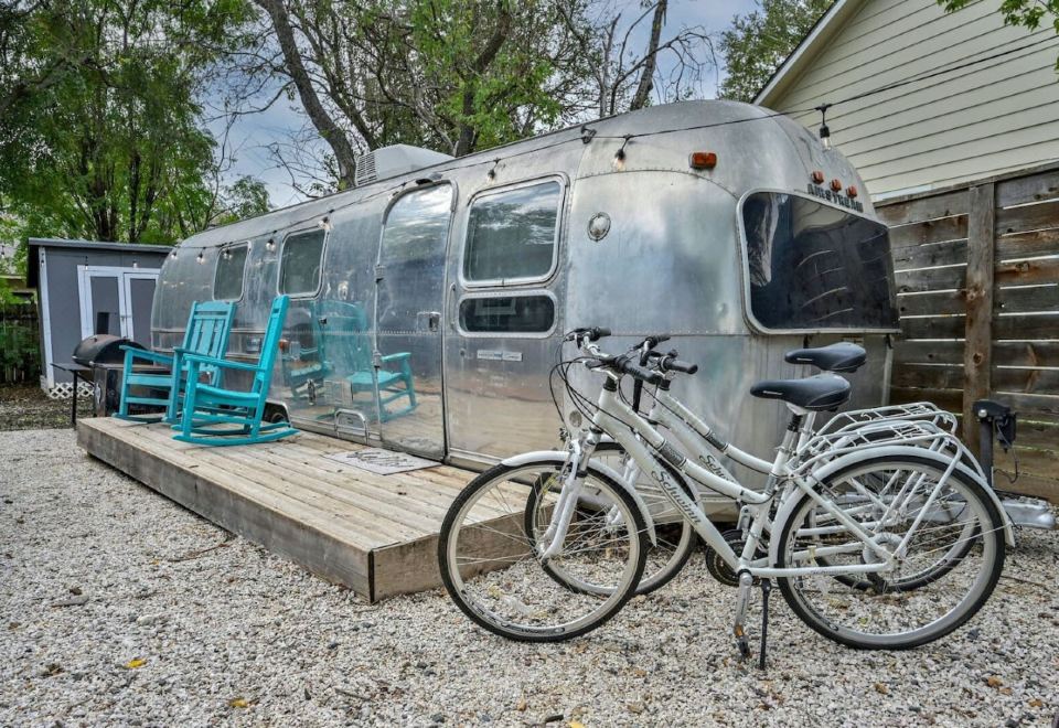 Charming Oasis With Airstream And Fire Pit-Cozy Escape Under Oak Trees