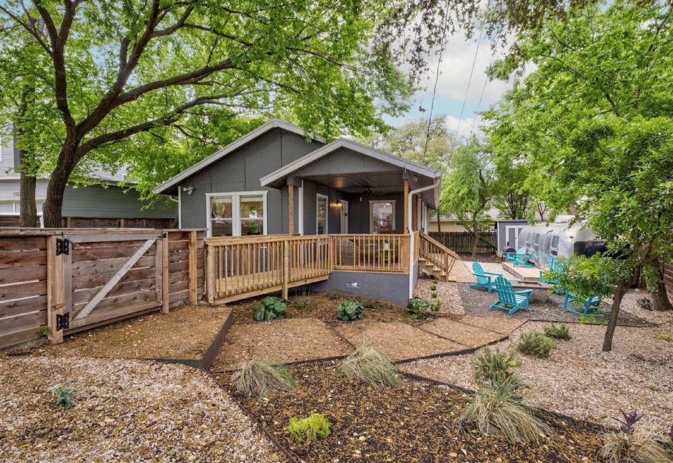 Charming Oasis With Airstream And Fire Pit-Cozy Escape Under Oak Trees