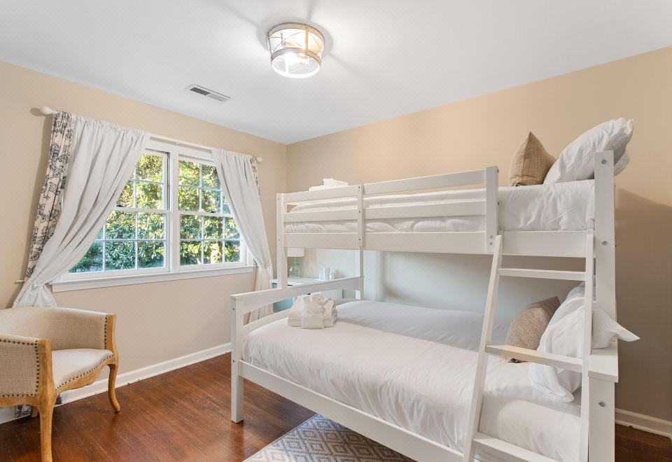 现代厨房和私密庭院逃逸-迷人时尚驿站