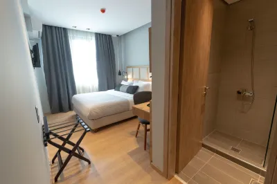 Grand Port Suites Hotele w: 