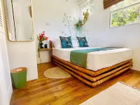Little Diamond Jungle Home, Panoramic Ocean Views, 2 Verandas &Tropical Garden Hotels in 