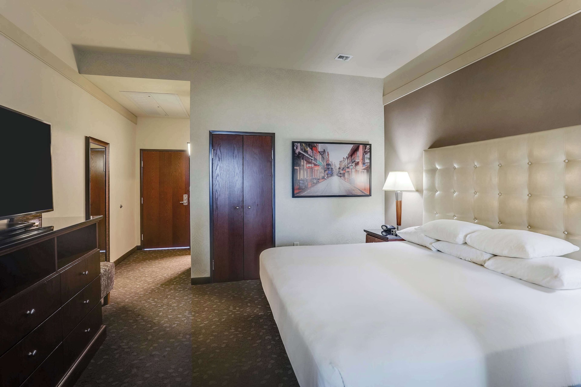 豪华房，1张特大床，带冰箱和微波炉（超大）