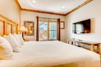 Updated 1Br Premier  at Black Bear Lodge- Kids Ski Free 1 Bedroom Condo by RedAwning