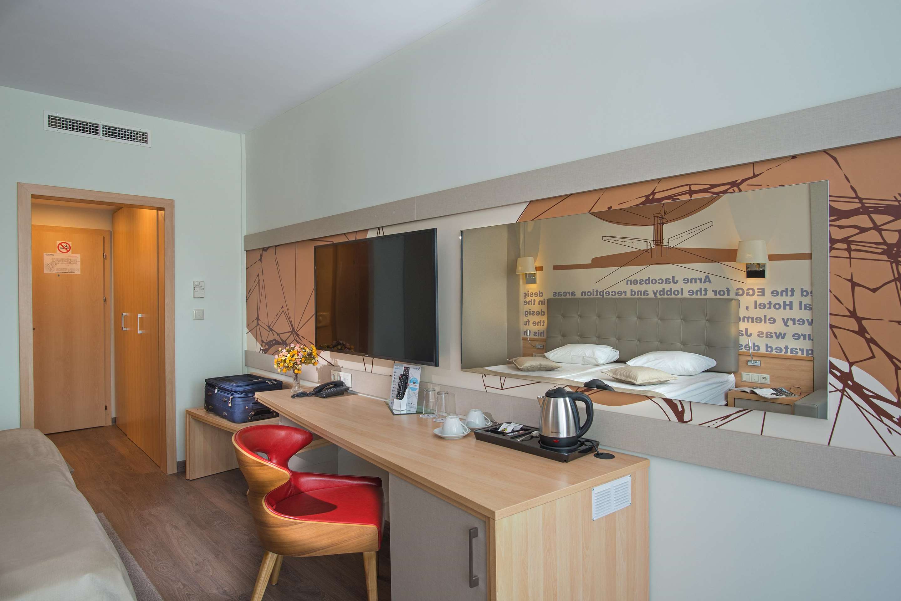 拥有侧面海景的双床间