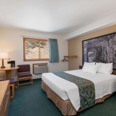 Queen Room - Non-Smoking Super 8 by Wyndham Hill City/Mt Rushmore/ Area Promo Code