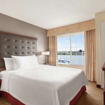 Queen Suite with Waterfront View - Non-Smoking