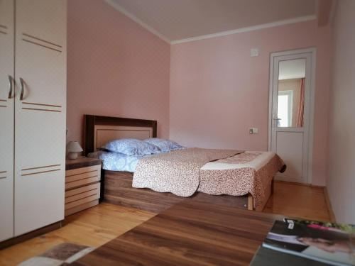 带山景的双人间