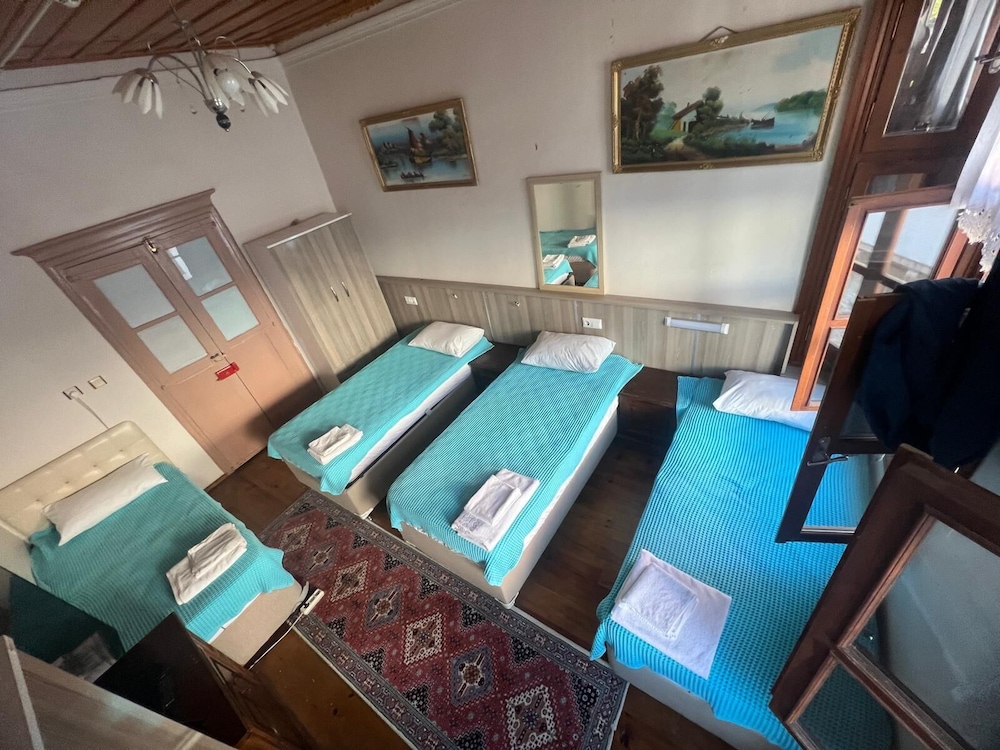 客房，4張單人床，禁煙（105 Dort Tek Yatakli Oda）