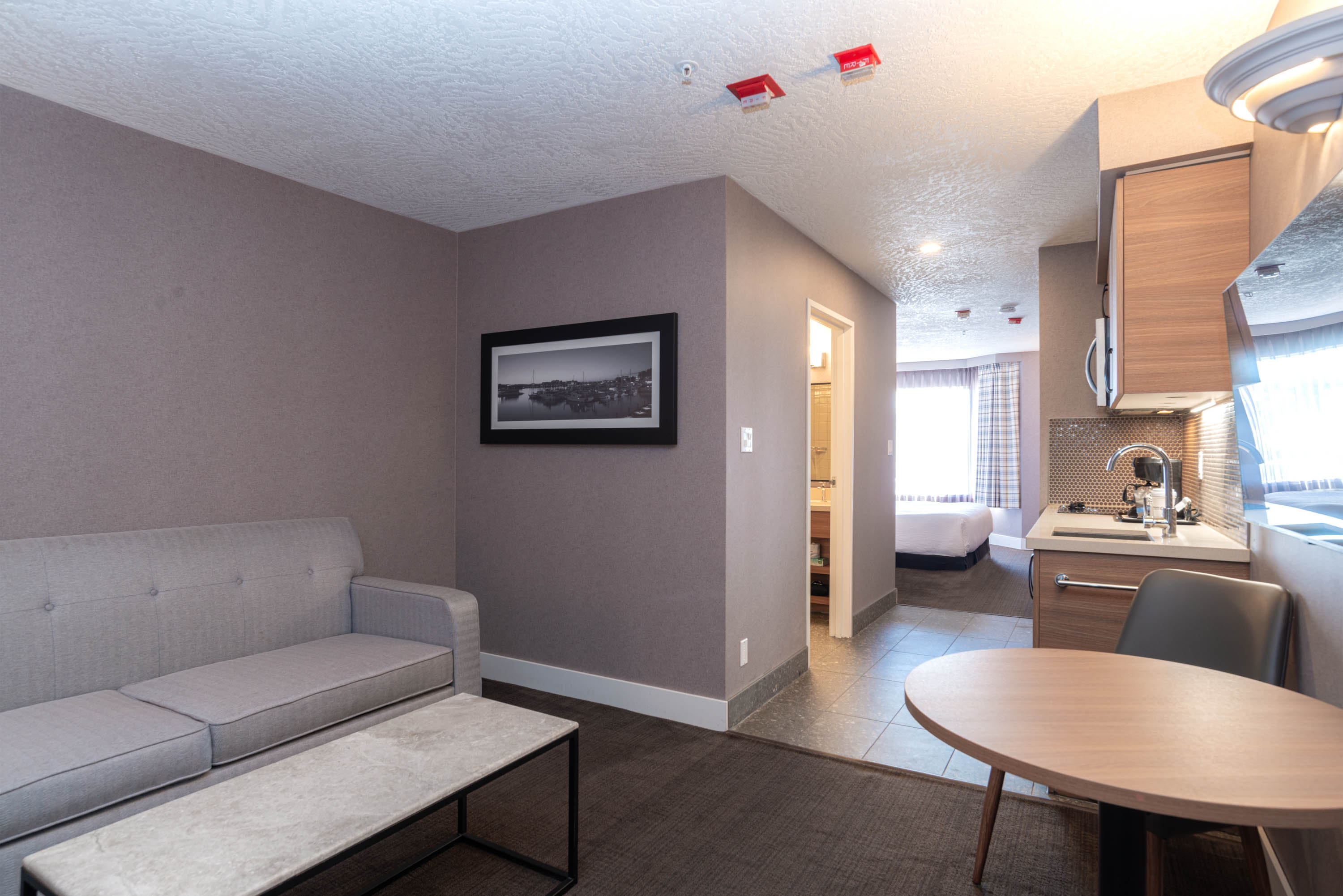 标准套房， 1 张特大床和 1 张梳化床， 简易厨房