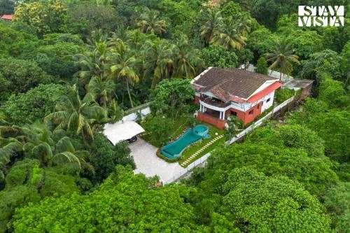 StayVista at Casa Chalora with Pool, BBQ, Games Room Villa