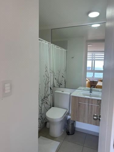 带阳台和海景的两卧室公寓