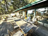 Paradise in Forest setting w/ Ocean views, hot tub, close to town & Hiking Hoteles en Eastsound