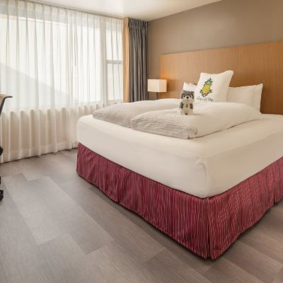 Metro View King Room Staypineapple, Hotel Rose, Downtown Portland Promo Code