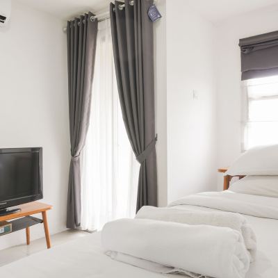 Guest Room Stunning Studio Apartment at Belmont Residence Puri Promo Code