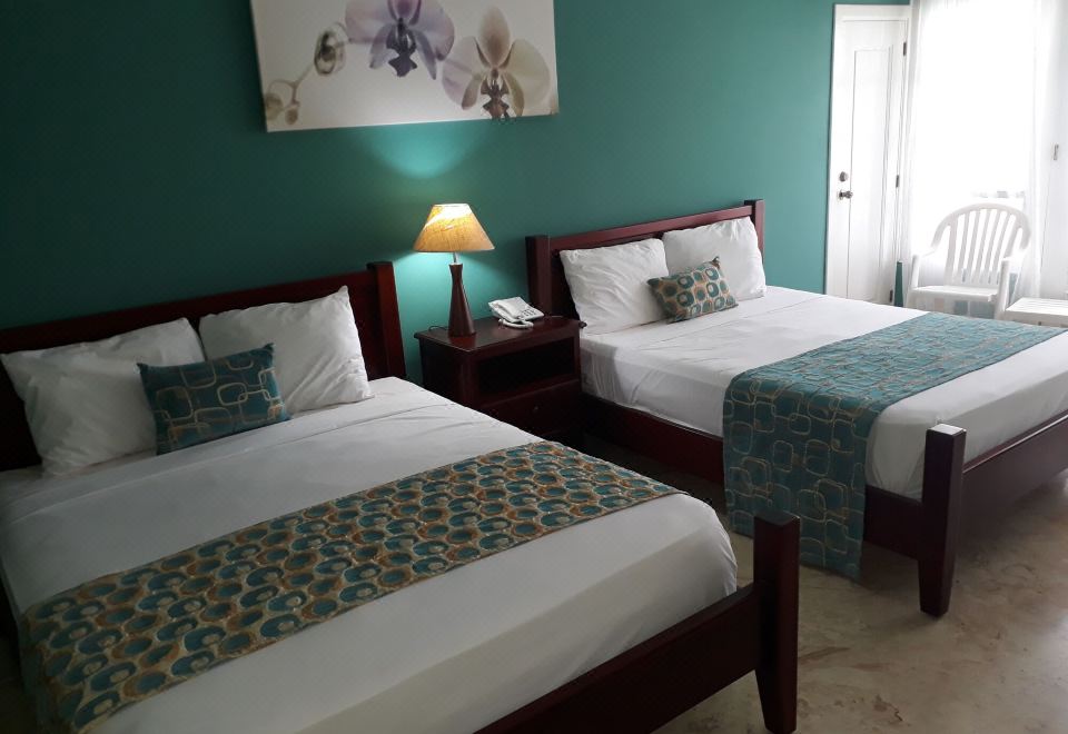 豪华双人床泳池景观房