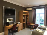 Heywood Spa Hotel Hotele w: 