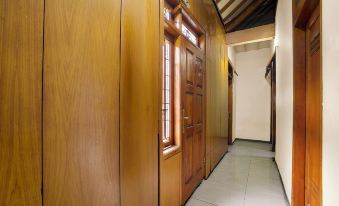 OYO 91573 Hotel Family Blitar - Housity