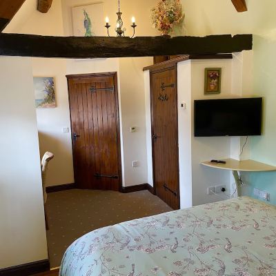Deluxe Double Room, Ensuite, Courtyard View (the Saddlery)