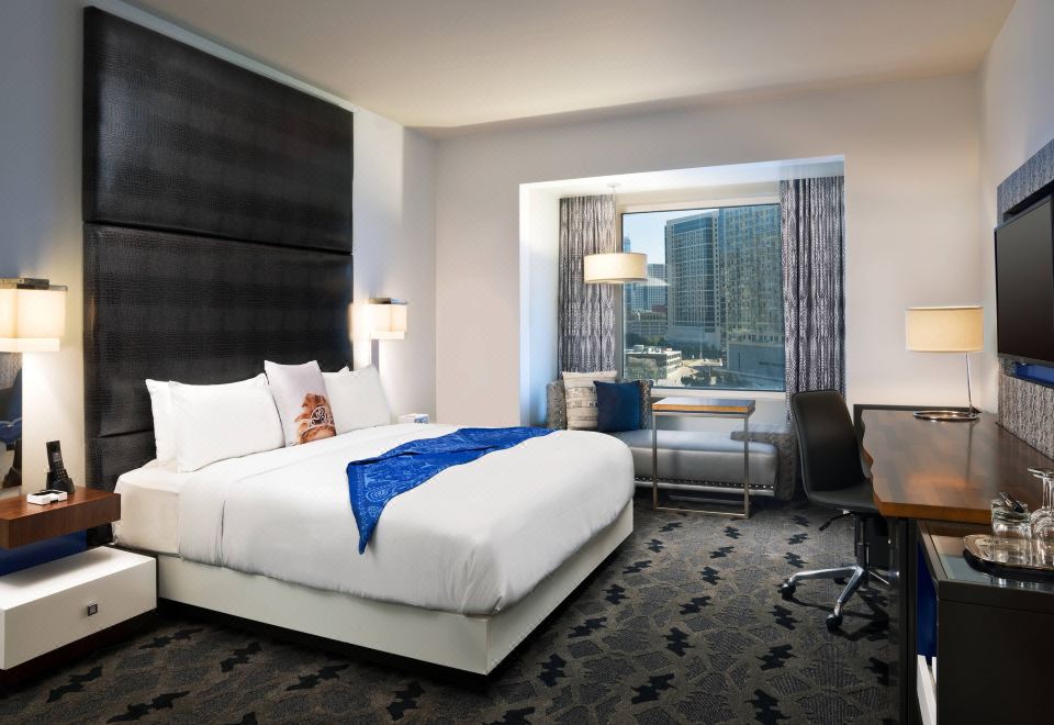 1 Bedroom Extreme Wow Corner King Suite